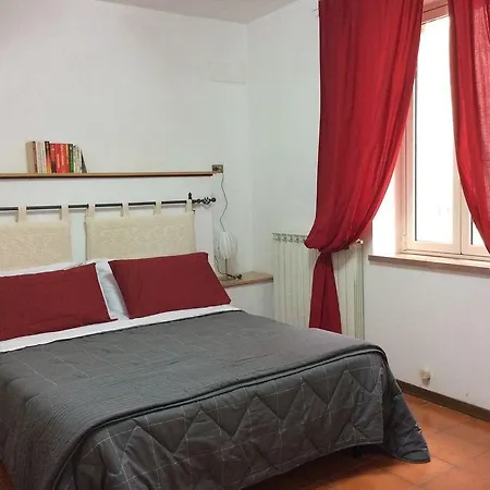 Piazza Santa Chiara Apartment
