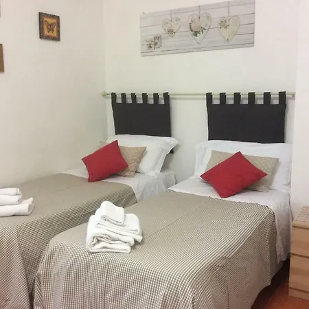 Piazza Santa Chiara Apartment