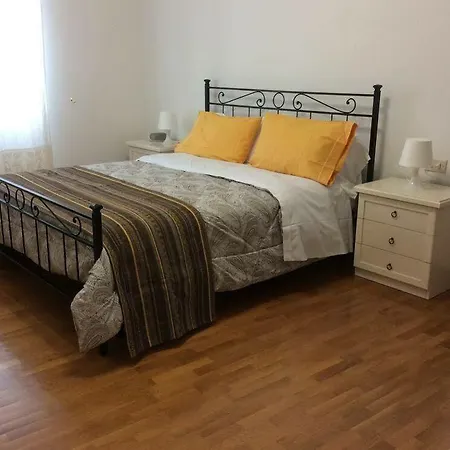 Piazza Santa Chiara Apartment